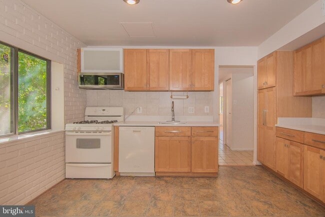 Building Photo - 1665 Parkcrest Cir