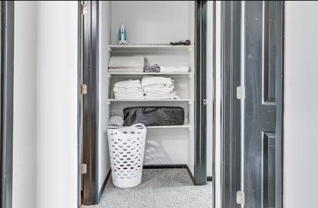 Building Photo - Large furnished Townhome in Norman!