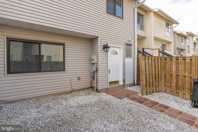 Building Photo - 8708 Village Square Dr