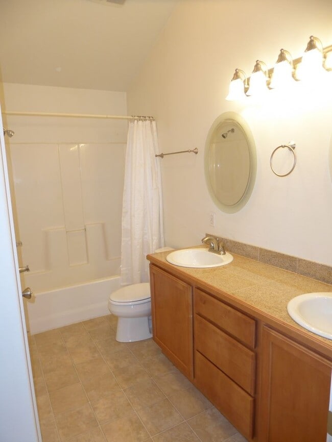 Building Photo - Pet Friendly Attached Home w/ Fenced in Yard in the valley!