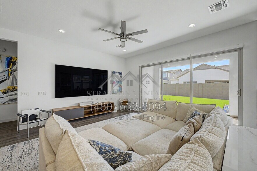 Building Photo - 1461 E San Carlos Way