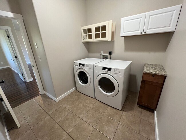 Building Photo - Modern 3 Bedroom Home