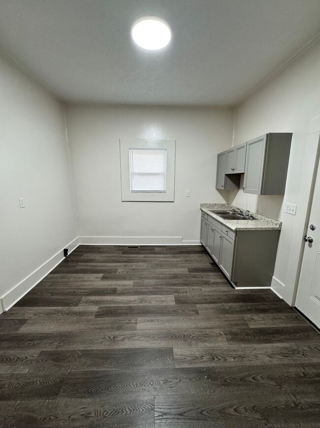 Building Photo - 3/1 Remodeled Home walkable to uptown Shel...