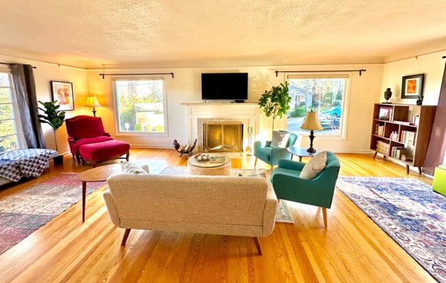 Building Photo - 605 SW Moss St