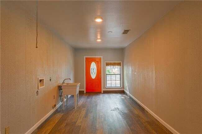 Building Photo - 6810 Willamette Dr
