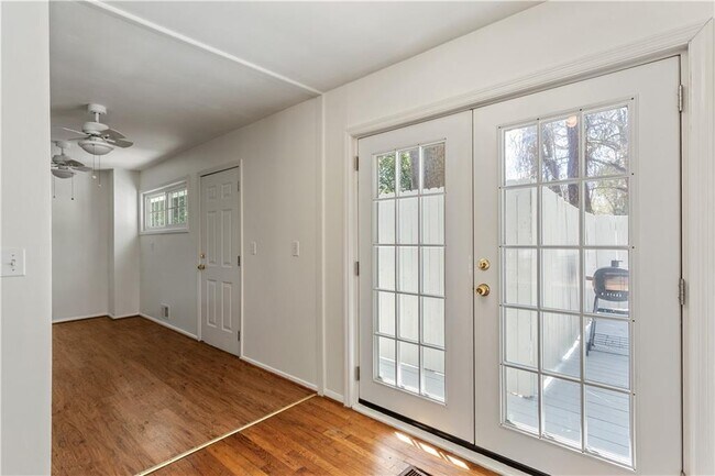 Building Photo - 2866 Highland Dr SE