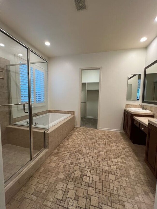 Building Photo - Spacious Single Story Home in Columbus Square