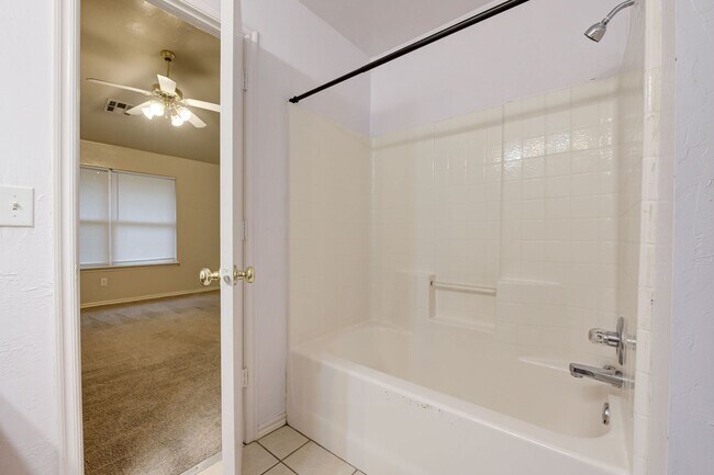 Building Photo - Gorgeous 3 bed 2 bath in Norman!