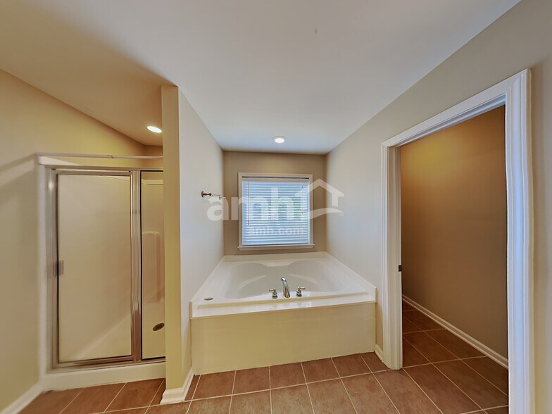 Building Photo - 111 Woodview Ct