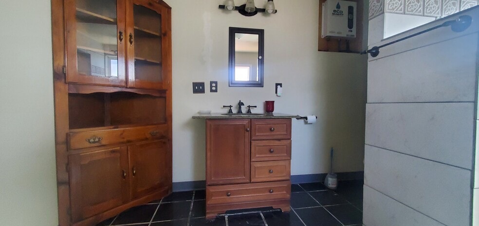 Master Bathroom - 1040 N Lyons Ave
