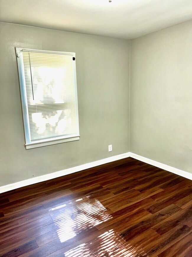 Building Photo - 3802 Parthenia Ave