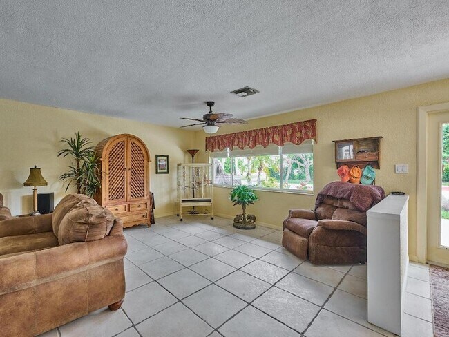 Building Photo - 2810 NE 48th Ct