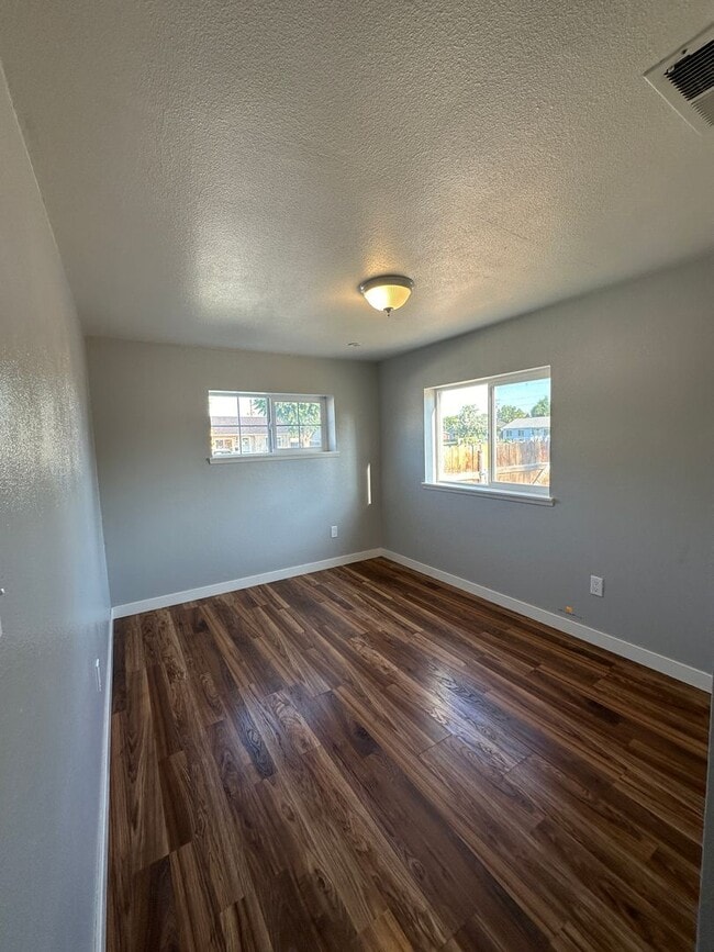 Building Photo - 3 bed, 2 bath Richland
