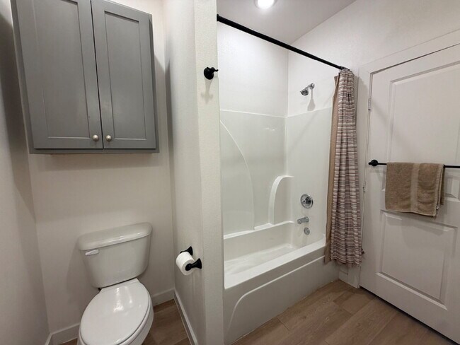 Building Photo - "Spacious 3-Bed 3-Bath with Granite Elegance in Lubbock"