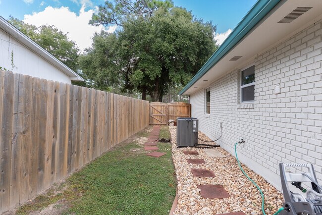 Building Photo - 3995 Tom Ln Dr