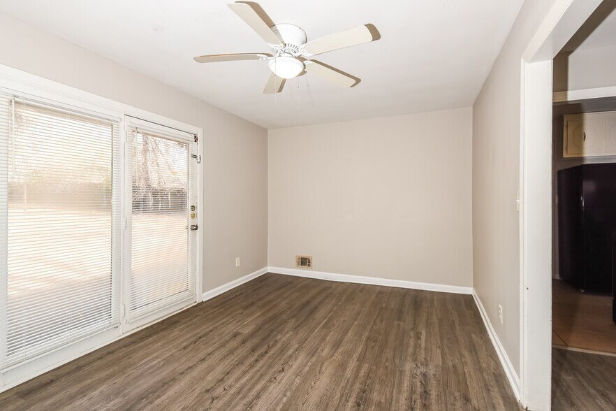 Building Photo - 1642 Pine Cir