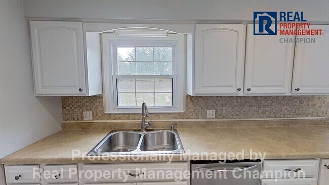 Building Photo - Charming Home Backing up to Arrowhead Park...