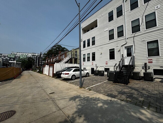 Building Photo - Discover this beautifully renovated 2BD/2B...