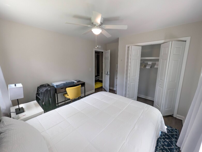 Building Photo - 4523 W Montague Ave