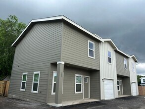 Building Photo - 9007 Glen Mont Dr