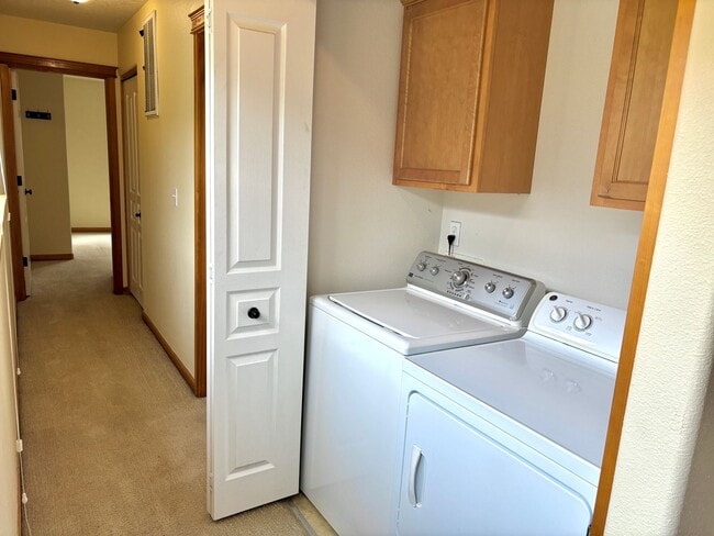 Building Photo - Montavilla 3 bed, 2 1/2 bath house