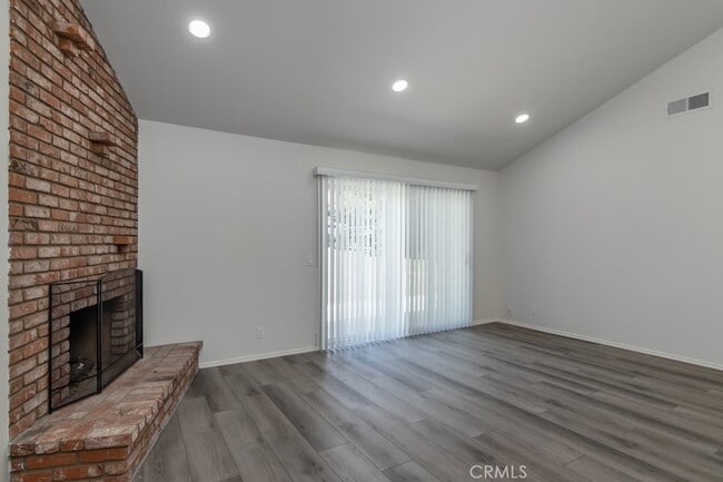 Building Photo - 25040 Everett Dr