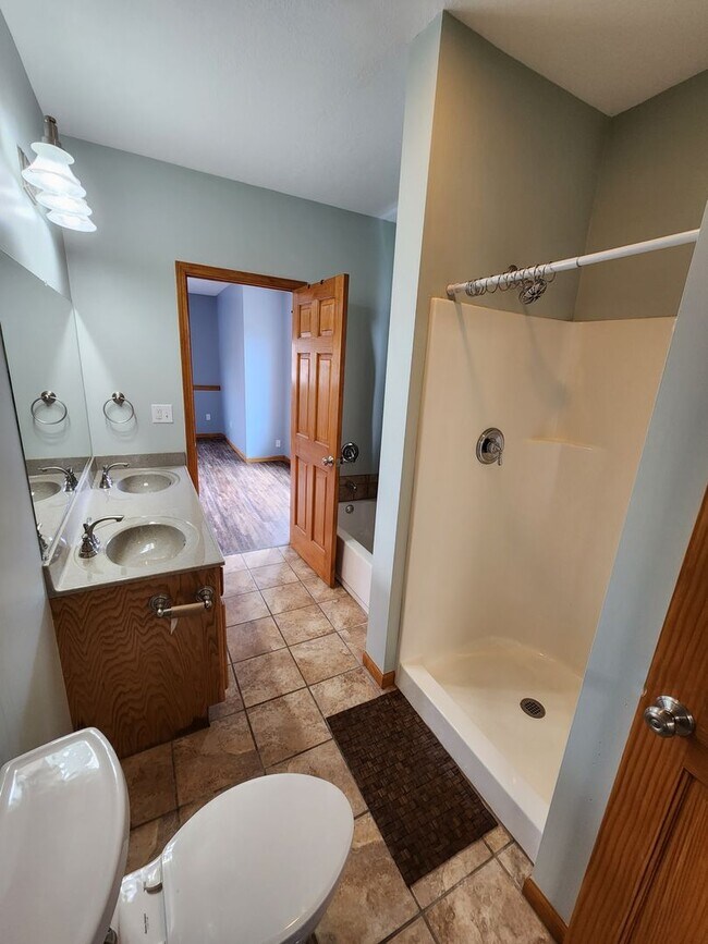 Building Photo - New price! Enjoy country living and seclus...
