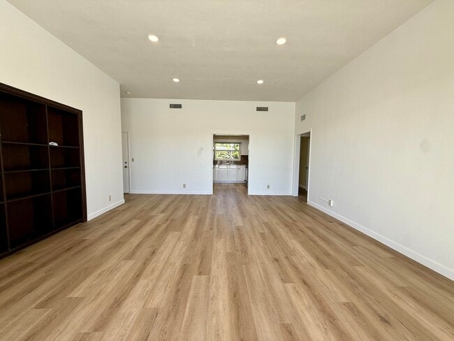 Building Photo - 1165 E Atlantic Ave