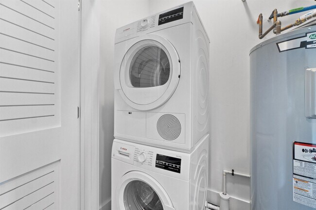 Building Photo - 260 Ave E