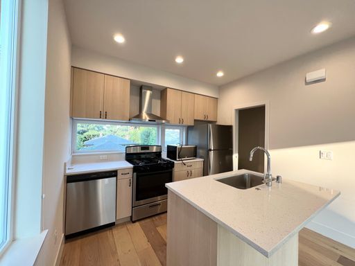Building Photo - Stunning 2-Bedroom, 2.5-Bathroom Townhouse Located in Vibrant West Seattle.