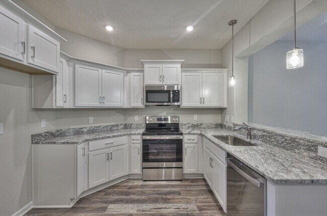 Building Photo - 1/2 OFF First Month!!...Beautiful 3 Bedroom Townhome in Manchester!