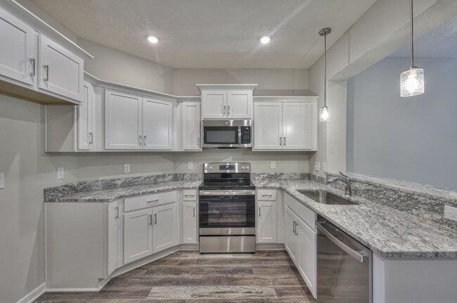 Building Photo - Beautiful LIKE NEW 3 Bed 2.5 Bath Townhome in Manchester!