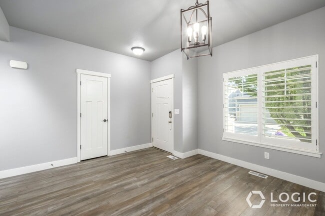 Building Photo - Beautiful Home in Midvale!