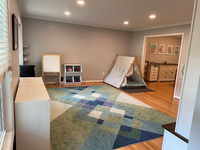 Building Photo - A Perfect Blend of Comfort and Convenience