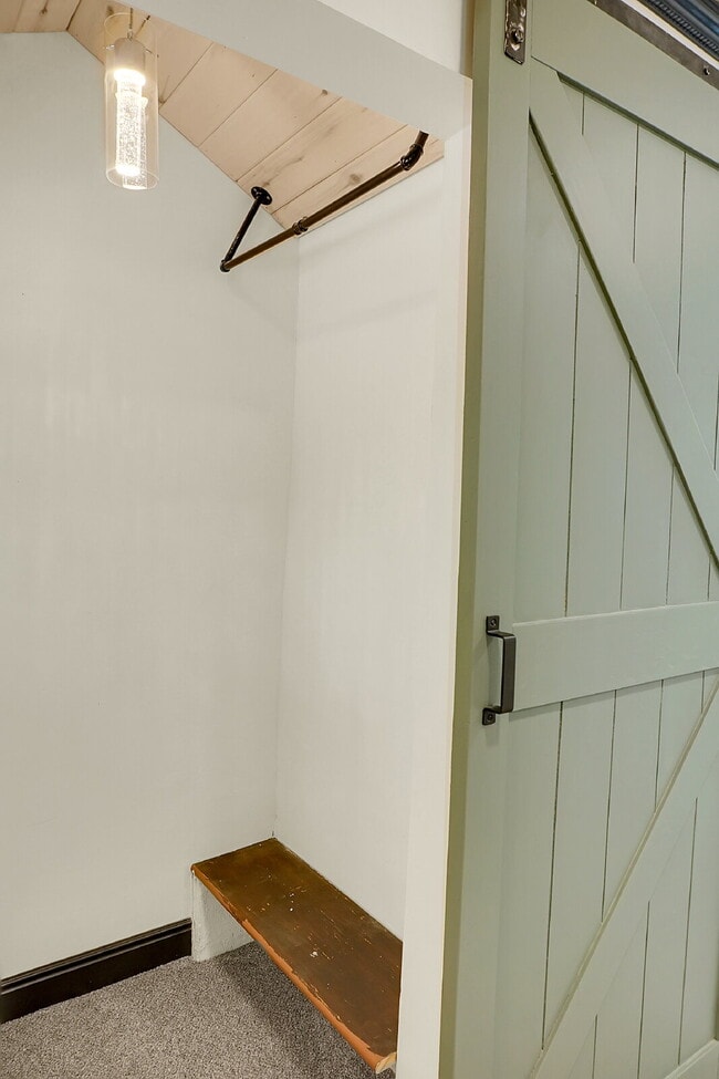 Building Photo - $1,495.00, 1-bed, 1-bath newly renovated l...