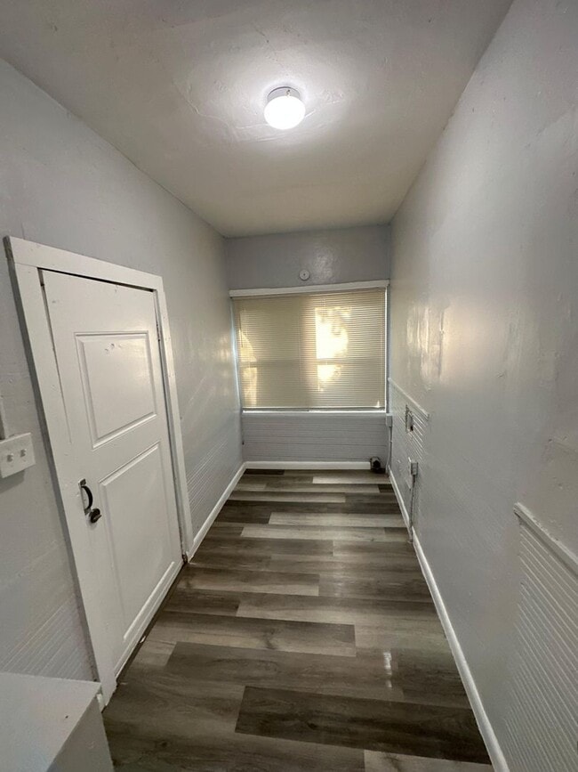 Building Photo - Fully Renovated 2/1 -Single Family Availab...