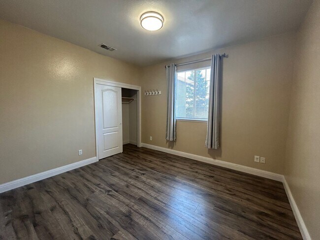 Building Photo - Beautiful & Spacious 4-Bedroom, 3-Bath Hom...