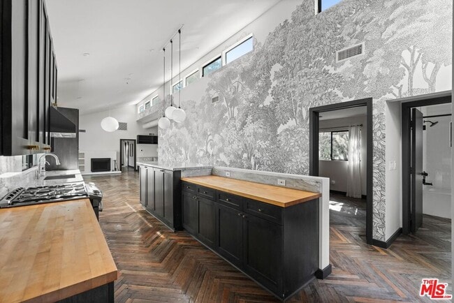 Building Photo - 21273 Entrada Rd