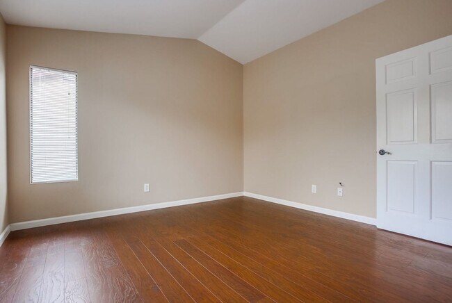 Building Photo - Desirable 3 Bedroom 2 Bath in Ivey Ridge C...
