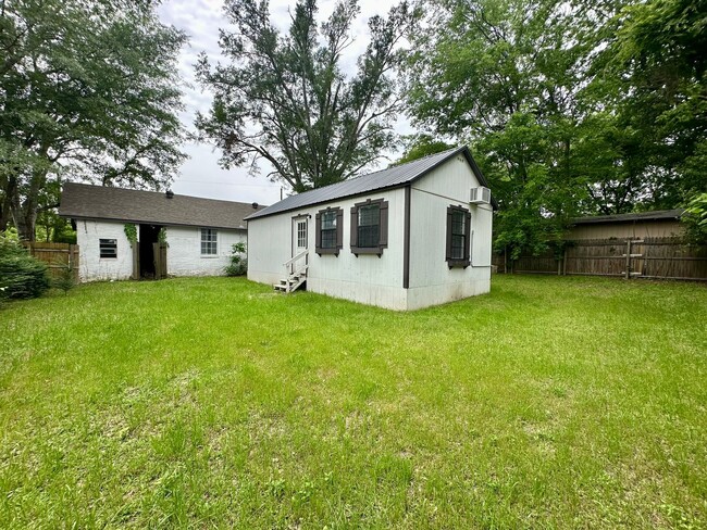 Building Photo - Available Now! Charming & Updated 3-Bedroo...