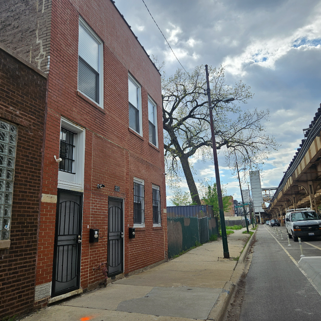 Primary Photo - 2715 W Lake St