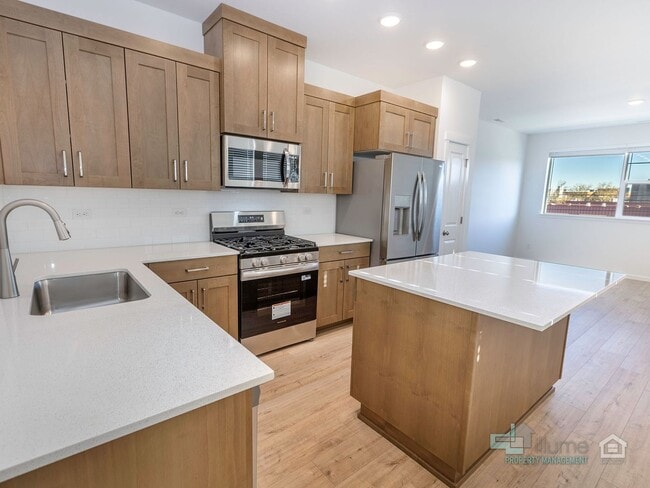 Building Photo - Charming 2-Bedroom, 2.5-Bathroom Home in Hillsboro