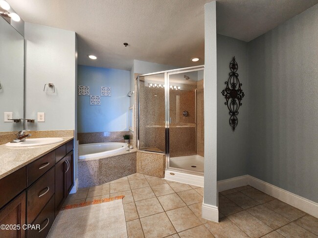 Building Photo - 9902 S Thomas Dr