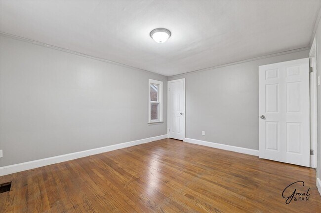 Building Photo - $1400 3 bedroom