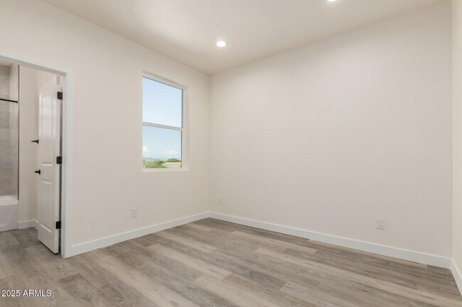 Building Photo - 957 E Desert Dr