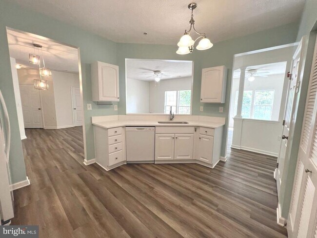 Building Photo - Beautiful 2 bedroom 2 baths condo in the gated community of Chestnut Point.