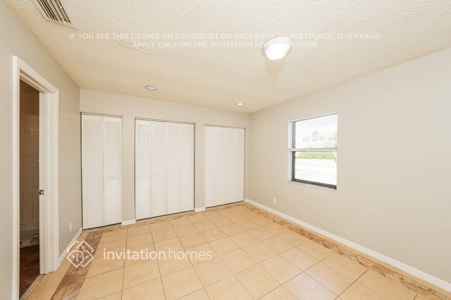 Building Photo - 9014 Fashion Pl