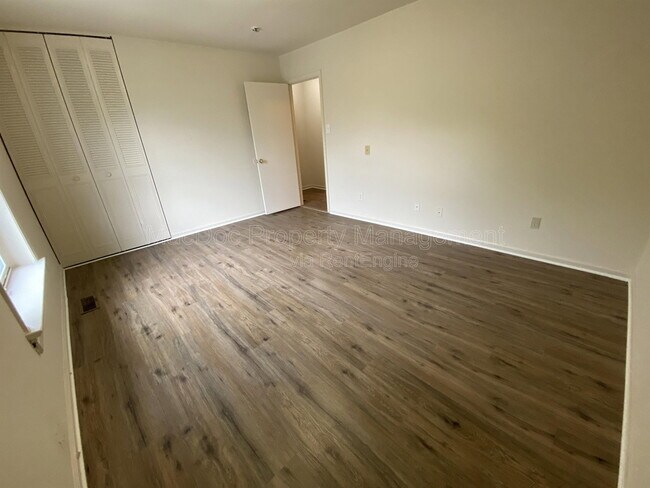 Building Photo - 809 Denton Cir