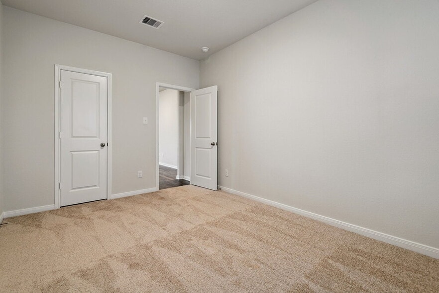 Building Photo - 16430 Honeysuckle Hl Dr