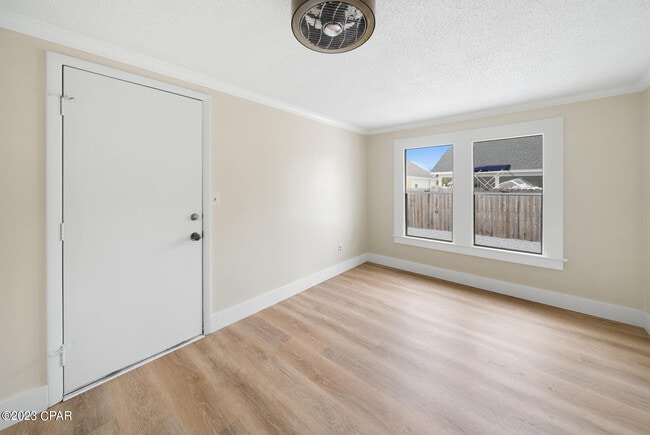 Building Photo - 206 E 2nd Ct